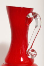 Duży szklany dwuwarstwowy czerwony dzbanek "Verona" z mlecznobiałym wnętrzem i przezroczystym uchem, projekt Ludwik Fiedorowicz, Huta Szkła Gospodarczego "Ząbkowice" w Dąbrowie Górniczej, Polska, wzór z 1982 roku - obrazek 11
