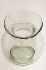 Jasno szary niski pękaty mocno napowietrzony półprzezroczysty szklany wazon z falbanką na rancie wlotu, Polska, lata 70.  - obrazek 15