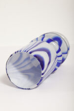 Jasno szaroniebieski średniej wielkości (22,5 cm) masywny dwuwarstwowy ręcznie formowany szklany wazon w stylu projektów Carlo Moretti/Murano, lata 70. - obrazek 6