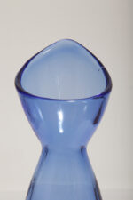 Półprzezroczysty średniej wielkości (28 cm) kobaltowy niesymetryczny szklany wazon z wlewem w formie kwiatowego kielicha, szkło Sommerso, Iittala, Finlandia, lata 70. - obrazek 15