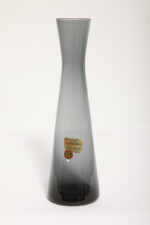 Delikatny średniej wielkości (25 cm) szklany ręcznie formowany wazon z cienkiego dymionego szkła w szarym kolorze w kształcie zbliżonym do klepsydry, Niemcy, lata 70. - obrazek 15