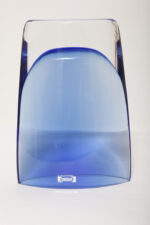 Szklany niski (21 cm) o przekroju łezki płaski niebieski/kobaltowy wazon z przezroczystą podstawą, Krośnieńskie Huty Szkła Krosno S.A., Polska, lata 90. - obrazek 15