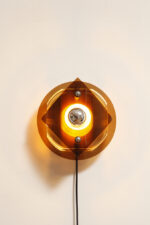 Okrągły półprzezroczysty kinkiet w stylu Space Age złożony z kilku równolegle ustawionych względem siebie płaszczyzn z akrylu/pleksi, firma Herda, Holandia, lata 70. - obrazek 15