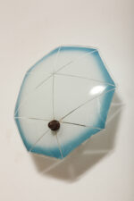 Jednopunktowa mlecznobiała szklana lampa ścienna/kinkiet z niebieskim obrysem i symetrycznym ażurowym wzorem, Polska, lata 60. - obrazek 15