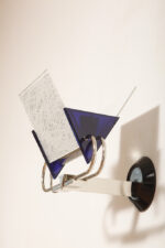 Duża jednopunktowa lampa ścienna/kinkiet "Murana 1680-9" z chromowanym ramieniem, kloszem złożonym z czterech szklanych płytek i z granatowymi półprzepuszczalnymi trójkątnymi uchwytami z tworzywa, Postmodernizm i styl Memphis, projekt Perry King & Santiago Miranda dla Arteluce, Włochy, lata 80. - obrazek 15