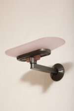 Duża postmodernistyczna jednopunktowa lampa ścienna/kinkiet "Jill" z grafitowym metalowym ramieniem i płytkim szklanym matowym jasno różowym kloszem, projekt Perry King, Santiago Miranda i Gianluigi Arnaldi dla Arteluce, Włochy, wzór z 1978 roku - obrazek 15