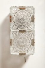 Szklana jednopunktowa lampa ścienna/kinkiet złożony z powtarzalnych fakturowych kwadratowych kafli spiętych metalowymi klamrami, Kamenicky Šenov, Czechosłowacja, lata 60. - obrazek 16