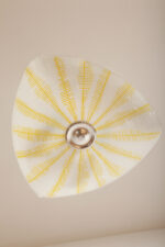 Szklana dwupunktowa trójkątna mlecznobiała z żółtym geometrycznym wzorem lampa sufitowa „Parasolka” na metalowej sztycy, Napako, Czechosłowacja, lata 50/60. - obrazek 15