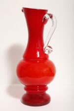 Duży szklany dwuwarstwowy czerwony dzbanek "Verona" z mlecznobiałym wnętrzem i przezroczystym uchem, projekt Ludwik Fiedorowicz, Huta Szkła Gospodarczego "Ząbkowice" w Dąbrowie Górniczej, Polska, wzór z 1982 roku - obrazek 12
