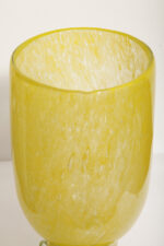 Duży cytrynowy szklany wazon/kielich z przeźroczystymi "guzikami", projekt Czesław Hajnysz, Spółdzielnia Pracy Przemysłu Ludowego i Artystycznego Kamionka w Łysej Górze, Polska, lata 70. - obrazek 16