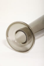 Cylindryczny ręcznie formowany smukły i wysoki (40 cm) wazon z dymionego szkła w szarym kolorze z wlewem w kształcie ronda kapelusza, IKEA, Szwecja, lata 90 - obrazek 16