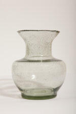 Jasno szary niski pękaty mocno napowietrzony półprzezroczysty szklany wazon z falbanką na rancie wlotu, Polska, lata 70.  - obrazek 16