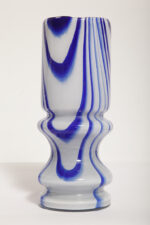 Jasno szaroniebieski średniej wielkości (22,5 cm) masywny dwuwarstwowy ręcznie formowany szklany wazon w stylu projektów Carlo Moretti/Murano, lata 70. - obrazek 11