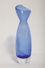 Półprzezroczysty średniej wielkości (28 cm) kobaltowy niesymetryczny szklany wazon z wlewem w formie kwiatowego kielicha, szkło Sommerso, Iittala, Finlandia, lata 70. - obrazek 16