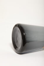Delikatny średniej wielkości (25 cm) szklany ręcznie formowany wazon z cienkiego dymionego szkła w szarym kolorze w kształcie zbliżonym do klepsydry, Niemcy, lata 70. - obrazek 16