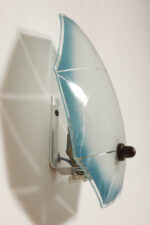 Jednopunktowa mlecznobiała szklana lampa ścienna/kinkiet z niebieskim obrysem i symetrycznym ażurowym wzorem, Polska, lata 60. - obrazek 16