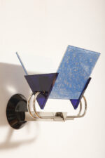 Duża jednopunktowa lampa ścienna/kinkiet "Murana 1680-9" z chromowanym ramieniem, kloszem złożonym z czterech szklanych płytek i z granatowymi półprzepuszczalnymi trójkątnymi uchwytami z tworzywa, Postmodernizm i styl Memphis, projekt Perry King & Santiago Miranda dla Arteluce, Włochy, lata 80. - obrazek 16