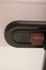 Duża postmodernistyczna jednopunktowa lampa ścienna/kinkiet "Jill" z grafitowym metalowym ramieniem i płytkim szklanym matowym jasno różowym kloszem, projekt Perry King, Santiago Miranda i Gianluigi Arnaldi dla Arteluce, Włochy, wzór z 1978 roku - obrazek 16