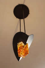 Czarna matowa stalowa jednopunktowa lampa sufitowa z siedmioma półprzeźroczystym ręcznie formowanymi miodowymi plastrami ze szkła Murano, AV Mazzega, Włochy, lata 80. - obrazek 29