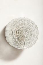 Szklany nieduży jednopunktowy okrągły przezroczysto lodowy kinkiet "Petit" z geometrycznym wzorem osadzony na czarnej metalowej obejmie, Francja, lata 70. - obrazek 14