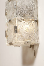 Szklana jednopunktowa lampa ścienna/kinkiet złożony z powtarzalnych fakturowych kwadratowych kafli spiętych metalowymi klamrami, Kamenicky Šenov, Czechosłowacja, lata 60. - obrazek 17