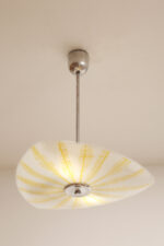 Szklana dwupunktowa trójkątna mlecznobiała z żółtym geometrycznym wzorem lampa sufitowa „Parasolka” na metalowej sztycy, Napako, Czechosłowacja, lata 50/60. - obrazek 16