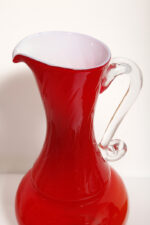 Duży szklany dwuwarstwowy czerwony dzbanek "Verona" z mlecznobiałym wnętrzem i przezroczystym uchem, projekt Ludwik Fiedorowicz, Huta Szkła Gospodarczego "Ząbkowice" w Dąbrowie Górniczej, Polska, wzór z 1982 roku - obrazek 13