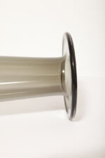 Cylindryczny ręcznie formowany smukły i wysoki (40 cm) wazon z dymionego szkła w szarym kolorze z wlewem w kształcie ronda kapelusza, IKEA, Szwecja, lata 90 - obrazek 17