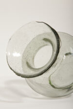 Jasno szary niski pękaty mocno napowietrzony półprzezroczysty szklany wazon z falbanką na rancie wlotu, Polska, lata 70.  - obrazek 17