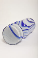 Jasno szaroniebieski średniej wielkości (22,5 cm) masywny dwuwarstwowy ręcznie formowany szklany wazon w stylu projektów Carlo Moretti/Murano, lata 70. - obrazek 9