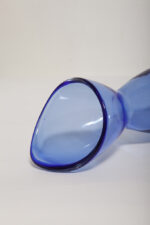 Półprzezroczysty średniej wielkości (28 cm) kobaltowy niesymetryczny szklany wazon z wlewem w formie kwiatowego kielicha, szkło Sommerso, Iittala, Finlandia, lata 70. - obrazek 17