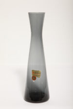 Delikatny średniej wielkości (25 cm) szklany ręcznie formowany wazon z cienkiego dymionego szkła w szarym kolorze w kształcie zbliżonym do klepsydry, Niemcy, lata 70. - obrazek 17