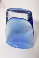 Szklany niski (21 cm) o przekroju łezki płaski niebieski/kobaltowy wazon z przezroczystą podstawą, Krośnieńskie Huty Szkła Krosno S.A., Polska, lata 90. - obrazek 17