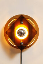 Okrągły półprzezroczysty kinkiet w stylu Space Age złożony z kilku równolegle ustawionych względem siebie płaszczyzn z akrylu/pleksi, firma Herda, Holandia, lata 70. - obrazek 17