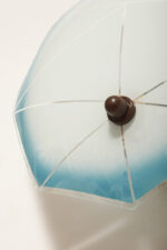 Jednopunktowa mlecznobiała szklana lampa ścienna/kinkiet z niebieskim obrysem i symetrycznym ażurowym wzorem, Polska, lata 60. - obrazek 17