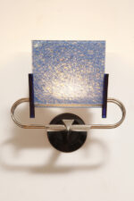 Duża jednopunktowa lampa ścienna/kinkiet "Murana 1680-9" z chromowanym ramieniem, kloszem złożonym z czterech szklanych płytek i z granatowymi półprzepuszczalnymi trójkątnymi uchwytami z tworzywa, Postmodernizm i styl Memphis, projekt Perry King & Santiago Miranda dla Arteluce, Włochy, lata 80. - obrazek 17