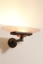 Duża postmodernistyczna jednopunktowa lampa ścienna/kinkiet "Jill" z grafitowym metalowym ramieniem i płytkim szklanym matowym jasno różowym kloszem, projekt Perry King, Santiago Miranda i Gianluigi Arnaldi dla Arteluce, Włochy, wzór z 1978 roku - obrazek 17