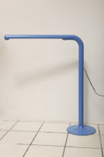 Duża niebieska jednopunktowa lampa biurkowa/podłogowa w kształcie odwróconego "L" z tworzywa sztucznego z metalową okrągłą podstawą "Tube", projekt Anders Pehrson dla Ateljé Lyktan, Space Age, Szwecja, wzór z 1973 roku - obrazek 17