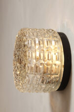 Szklany nieduży jednopunktowy okrągły przezroczysto lodowy kinkiet "Petit" z geometrycznym wzorem osadzony na czarnej metalowej obejmie, Francja, lata 70. - obrazek 15