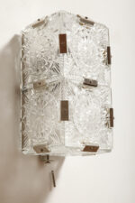 Szklana jednopunktowa lampa ścienna/kinkiet złożony z powtarzalnych fakturowych kwadratowych kafli spiętych metalowymi klamrami, Kamenicky Šenov, Czechosłowacja, lata 60. - obrazek 18