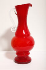 Duży szklany dwuwarstwowy czerwony dzbanek "Verona" z mlecznobiałym wnętrzem i przezroczystym uchem, projekt Ludwik Fiedorowicz, Huta Szkła Gospodarczego "Ząbkowice" w Dąbrowie Górniczej, Polska, wzór z 1982 roku - obrazek 14