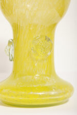 Duży cytrynowy szklany wazon/kielich z przeźroczystymi "guzikami", projekt Czesław Hajnysz, Spółdzielnia Pracy Przemysłu Ludowego i Artystycznego Kamionka w Łysej Górze, Polska, lata 70. - obrazek 18