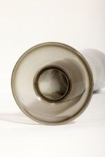 Cylindryczny ręcznie formowany smukły i wysoki (40 cm) wazon z dymionego szkła w szarym kolorze z wlewem w kształcie ronda kapelusza, IKEA, Szwecja, lata 90 - obrazek 18