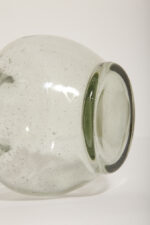 Jasno szary niski pękaty mocno napowietrzony półprzezroczysty szklany wazon z falbanką na rancie wlotu, Polska, lata 70.  - obrazek 18