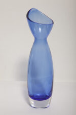 Półprzezroczysty średniej wielkości (28 cm) kobaltowy niesymetryczny szklany wazon z wlewem w formie kwiatowego kielicha, szkło Sommerso, Iittala, Finlandia, lata 70. - obrazek 18