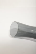 Delikatny średniej wielkości (25 cm) szklany ręcznie formowany wazon z cienkiego dymionego szkła w szarym kolorze w kształcie zbliżonym do klepsydry, Niemcy, lata 70. - obrazek 18