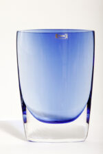 Szklany niski (21 cm) o przekroju łezki płaski niebieski/kobaltowy wazon z przezroczystą podstawą, Krośnieńskie Huty Szkła Krosno S.A., Polska, lata 90. - obrazek 18