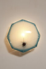 Jednopunktowa mlecznobiała szklana lampa ścienna/kinkiet z niebieskim obrysem i symetrycznym ażurowym wzorem, Polska, lata 60. - obrazek 18