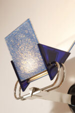 Duża jednopunktowa lampa ścienna/kinkiet "Murana 1680-9" z chromowanym ramieniem, kloszem złożonym z czterech szklanych płytek i z granatowymi półprzepuszczalnymi trójkątnymi uchwytami z tworzywa, Postmodernizm i styl Memphis, projekt Perry King & Santiago Miranda dla Arteluce, Włochy, lata 80. - obrazek 18