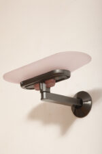 Duża postmodernistyczna jednopunktowa lampa ścienna/kinkiet "Jill" z grafitowym metalowym ramieniem i płytkim szklanym matowym jasno różowym kloszem, projekt Perry King, Santiago Miranda i Gianluigi Arnaldi dla Arteluce, Włochy, wzór z 1978 roku - obrazek 18